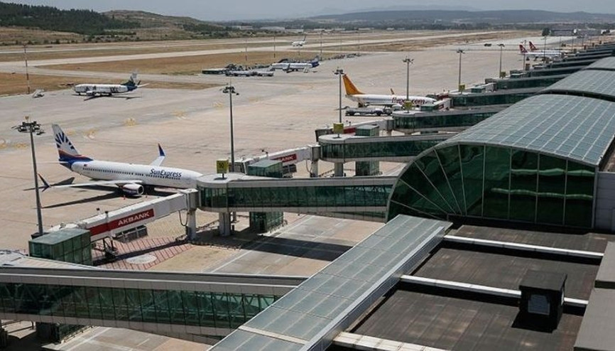 Yangın nedeniyle Adnan Menderes Havalimanı uçuşlara kapatıldı