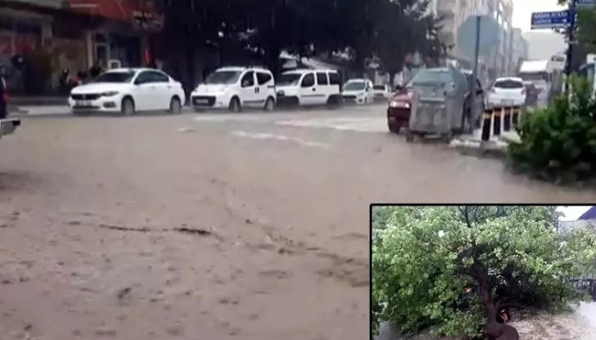 Kağızmanda dolu ve sağanak nedeniyle caddeler göle döndü