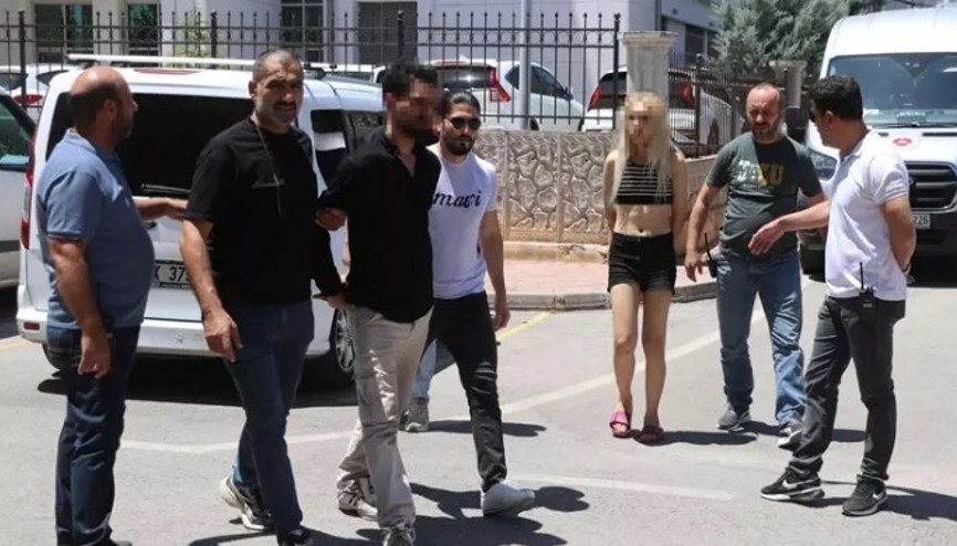 Klima kavgasında arkadaşını boğazından bıçaklayıp öldürdü: 2 gözaltı