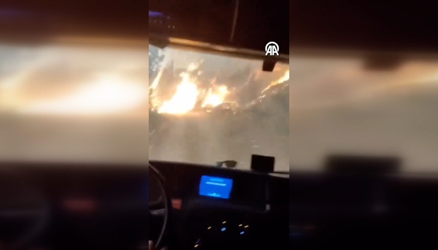 İtfaiye aracı orman yangınında alevler arasında kaldı Panik anları kamerada