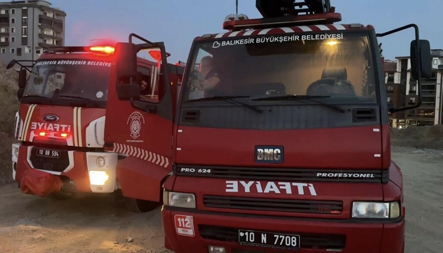 Zeytinlik yangını çıktı: ormana sıçramaması için müdahale sürüyor Zeytinlik yangını çıktı: ormana sıçramaması için müdahale sürüyor