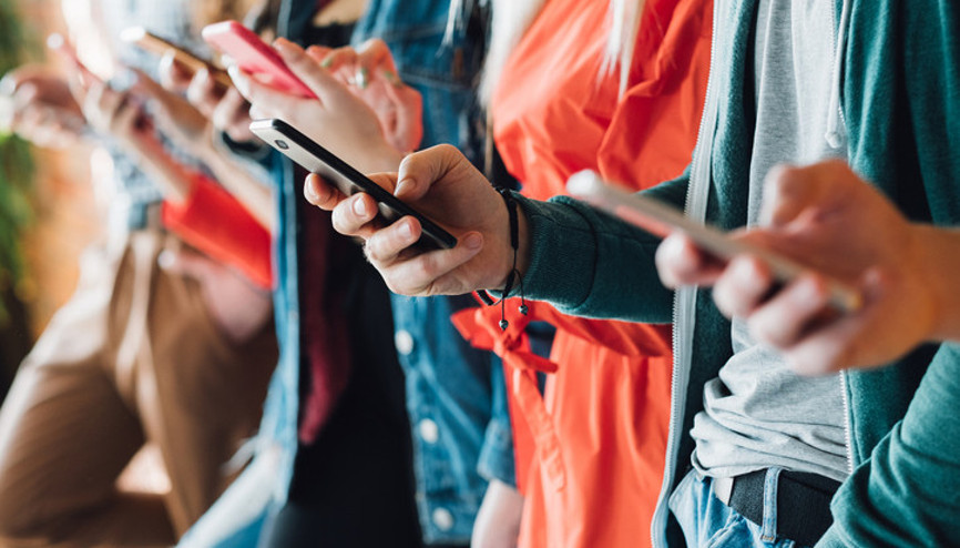 Tehlike çok büyük Ergenlerde ekran süresi 9 saati buluyor, yetişkinler günde 100 kez telefonunu kontrol ediyor