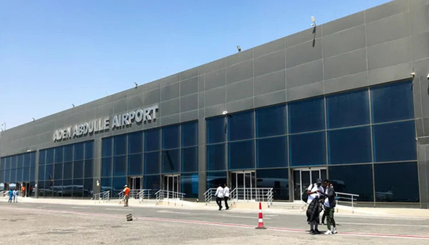 Somalide askeri helikopter alev alarak havaalanına düştü