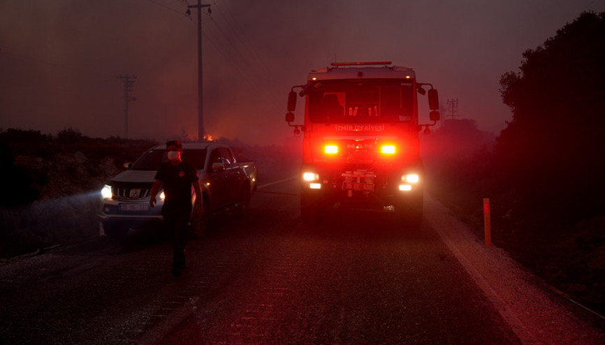 İzmir-Çeşme kara yolu kapandı mı, neden kapalı İzmir-Çeşme yolu trafiğe ne zaman açılacak Orman yangını ulaşımı etkiledi