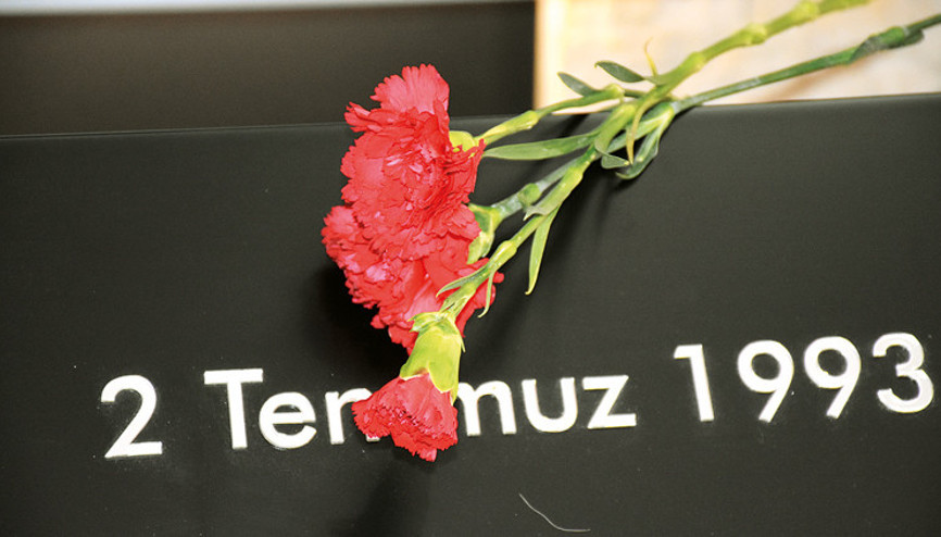 Madımak’ın acısı dinmiyor: 32. yıl karanfili