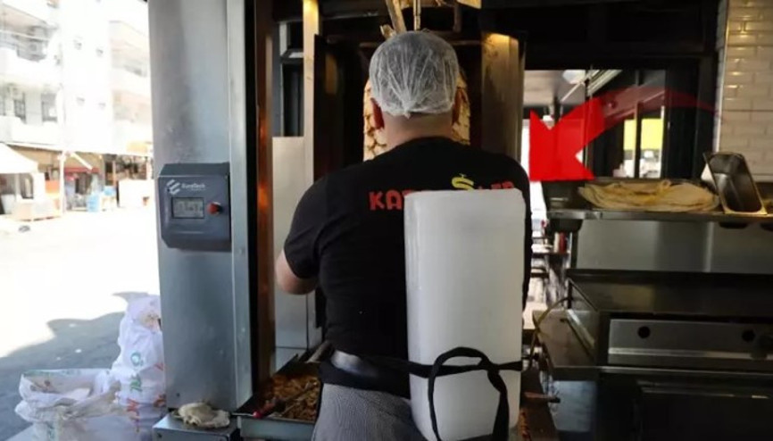 Dönercilerden Adana usulü serinleme: Vücutlarına kalıp buz koyuyorlar