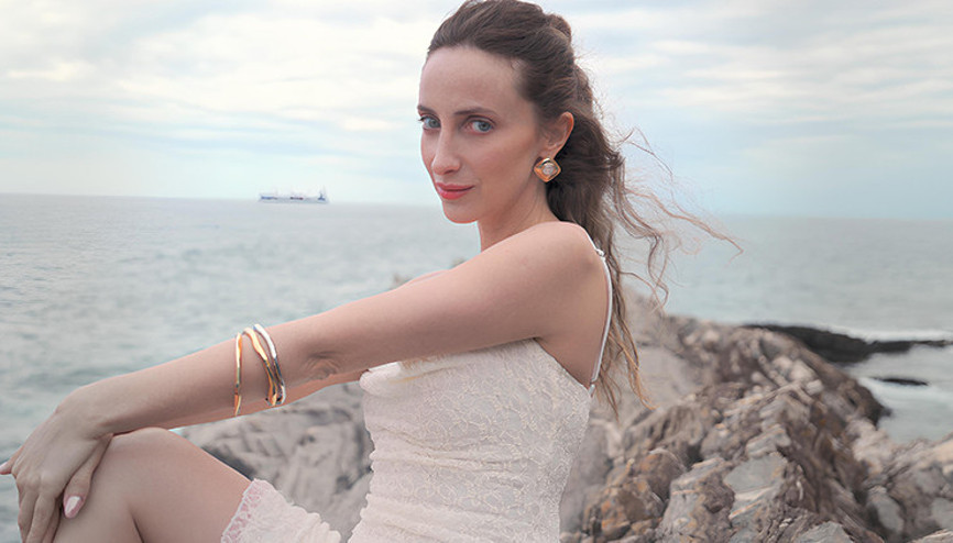 Ceren Gündoğdu Sevdan Ateşten Gömlek’ ile yazı selamladı