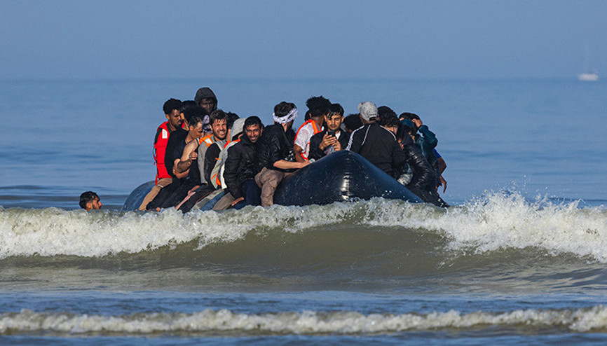 Yeni hayat umutları kısa sürdü: Fransız polisinden göçmen botuna sıra dışı müdahale