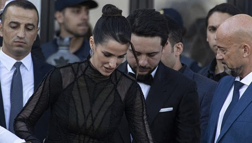 Kaynanası onu boşuna baş tacı yapmadı...Bize yakışmaz diye dekolteyi kapattırdı