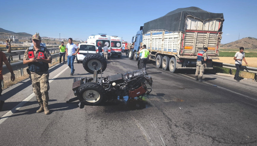TIR’ın çarptığı traktör ikiye bölündü: 2 yaralı TIR’ın çarptığı traktör ikiye bölündü: 2 yaralı