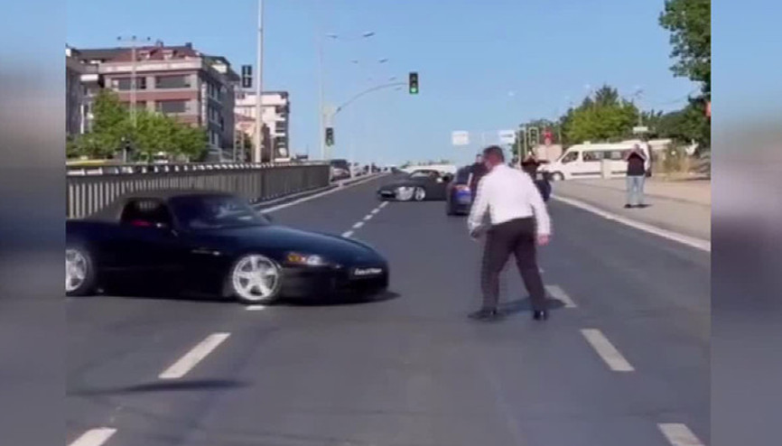 Bitmiyorlar Bu sefer görüntüler Arnavutköyden: Kırmızı ışıkta maganda şovu