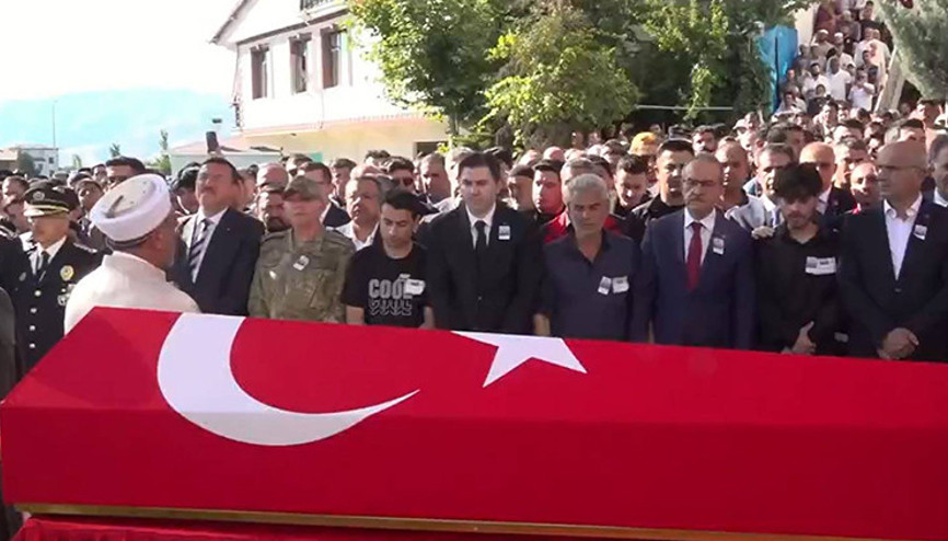 Pençe Kilit Bölgesinde şehit olan askerlerimiz son yolculuğuna uğurlanıyor... Cenazelerde kahreden anlar Pençe Kilit Bölgesinde şehit olan askerlerimiz son yolculuğuna uğurlanıyor... Cenazelerde kahreden anlar
