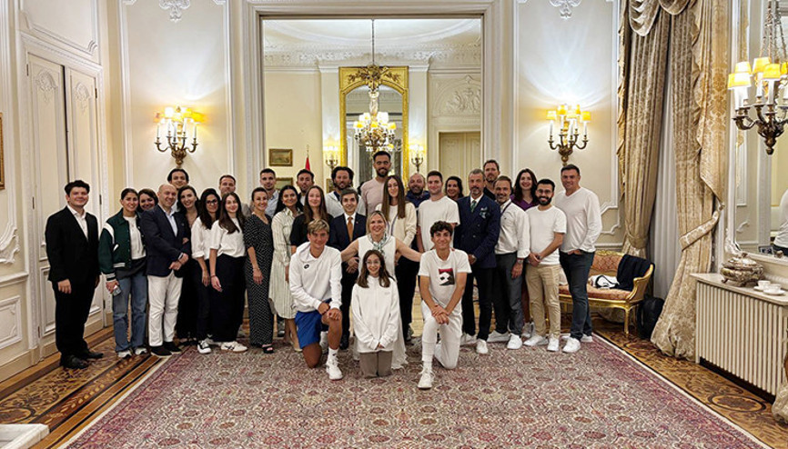 Wimbledon’da mücadele eden Türk sporcular Türkiye’nin Londra Büyükelçiliği konutunda ağırlandı