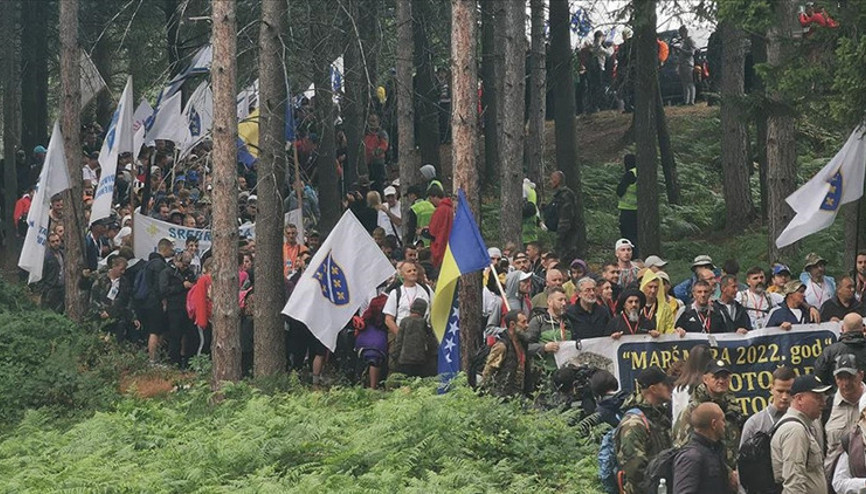 Bosna Hersekte Srebrenitsa Soykırımının kurbanları anıldı: Binlerce kişi Barış Yürüyüşüne katıldı
