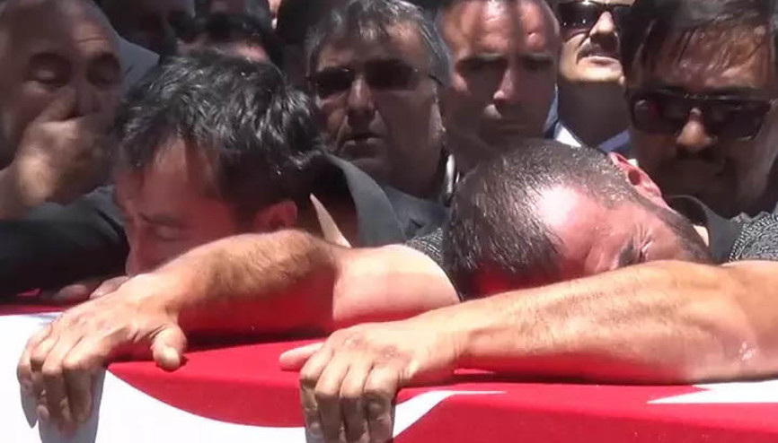 Pençe Kilit Bölgesinde şehit olan askerlerimiz için memleketlerinde tören Pençe Kilit Bölgesinde şehit olan askerlerimiz için memleketlerinde tören