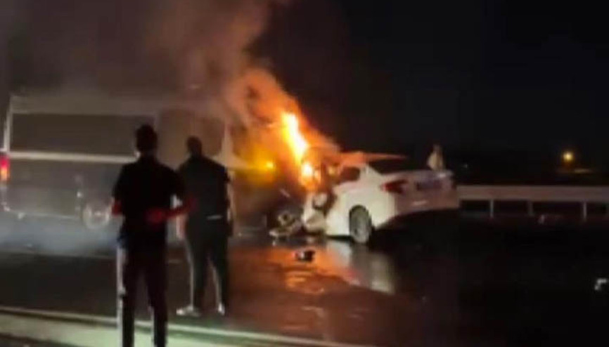 Ankarada ters yönde ilerleyen otomobil minibüsle çarpışarak alev aldı: 1 ölü, 1 yaralı