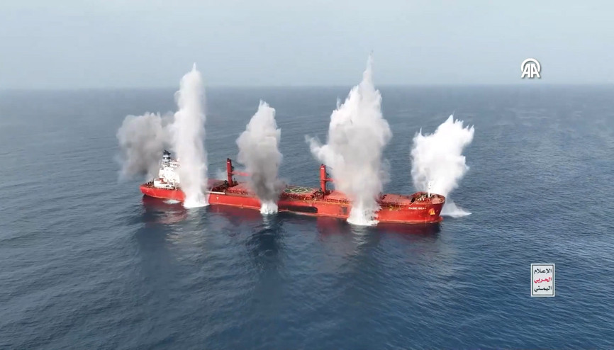 Yemendeki Husiler, Kızıldenizde bir gemiye düzenledikleri saldırının görüntülerini paylaştı