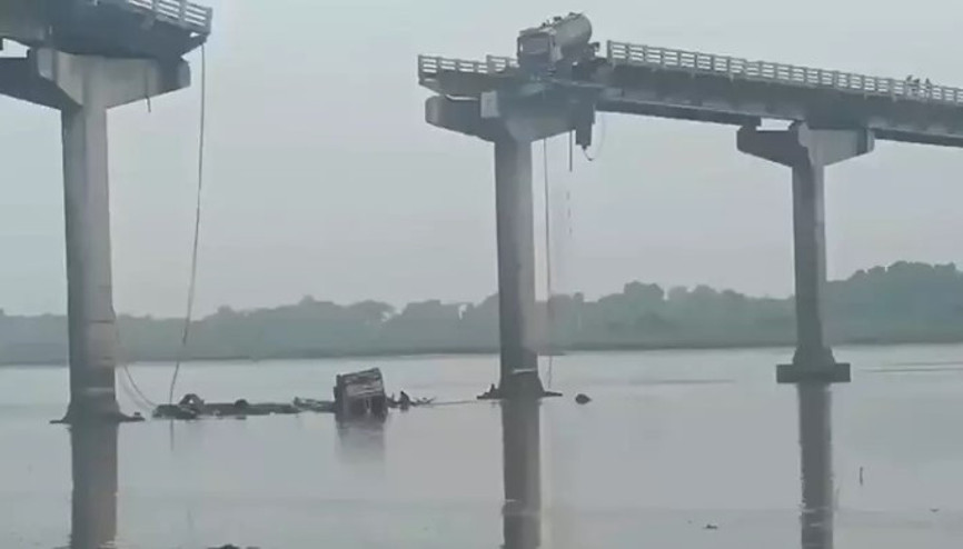 Hindistan’da köprü çöktü: Araçlar nehre düştü