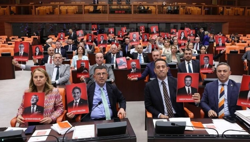 TBMM Genel Kurulunda CHPli vekillerden soruşturma protestosu