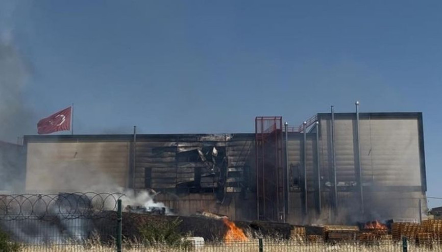 Fabrikada yangın 4 işçi dumandan etkilendi