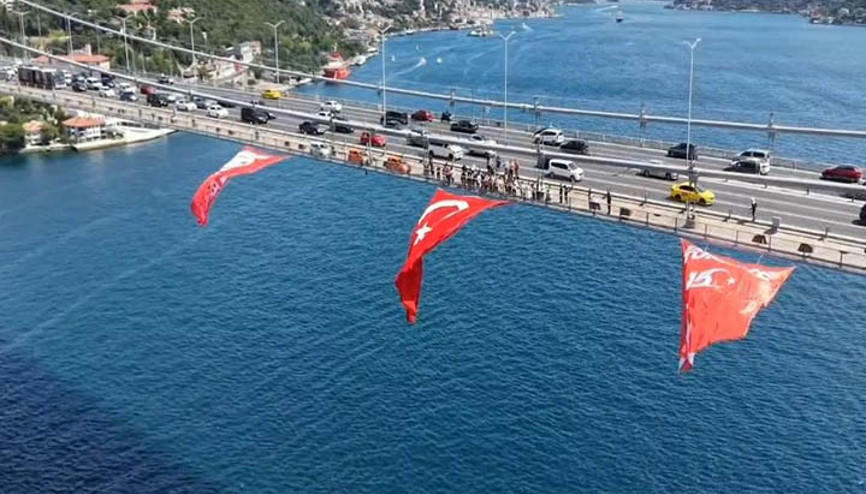 15 Temmuz Şehitler Köprüsüne Türk bayrağı asıldı