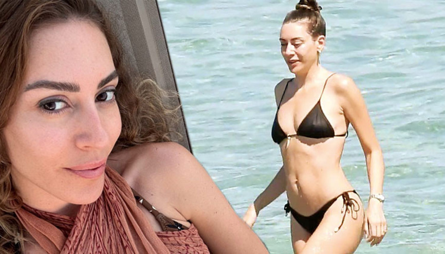 Sinem Kobal plajda tek başına