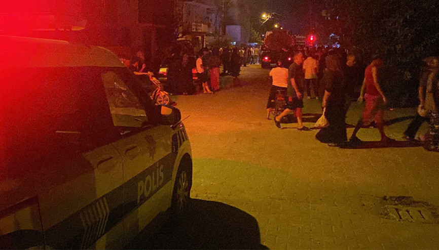 Adanada babasının evini yaktı, alevler bir eve daha sıçradı Mahallelinin saldırdığı şüpheliyi polis kurtardı