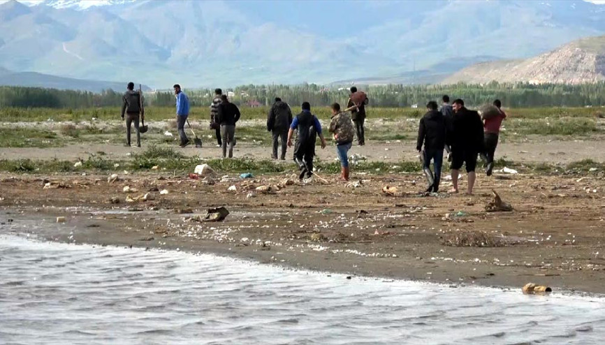Kuraklık Van Gölünü vurdu Tekne ile gidiyorlardı, artık yaya olarak gidiyorlar