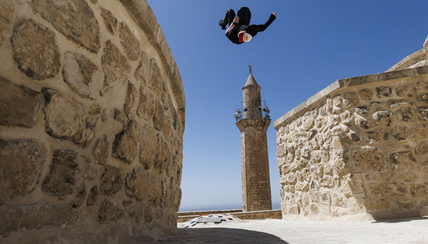 Red Bull Sporcuları Hazal Nehir ve Lilou Ruel, Tarihi Mardin Çatılarında Sınırları Zorladı