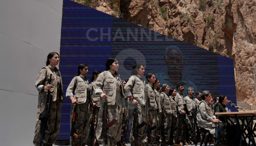 Terör örgütü PKK silah bıraktı: İşte tarihi görüntüler