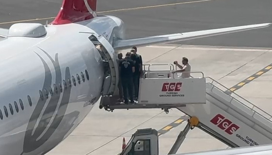 Leman Dergisi yazı işleri müdürü İstanbul Havalimanında gözaltına alındı