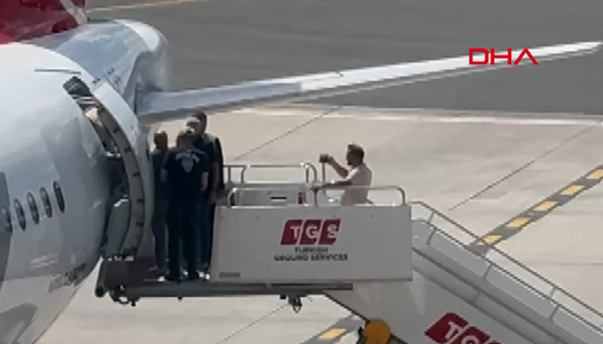 Leman Dergisi yazı işleri müdürü İstanbul Havalimanında gözaltına alındı