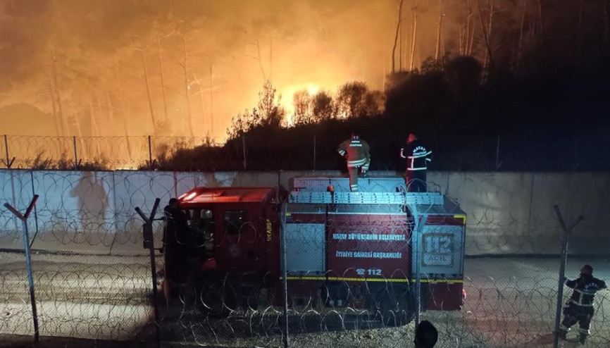Suriye sınırında korkutan yangın Alevlerle mücadele gece de devam ediyor