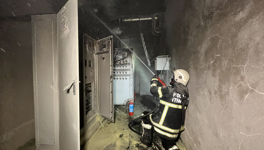 Mahsur kaldıkları asansörde dumandan etkilenen 1’i çocuk 5 kişiyi itfaiye kurtardı