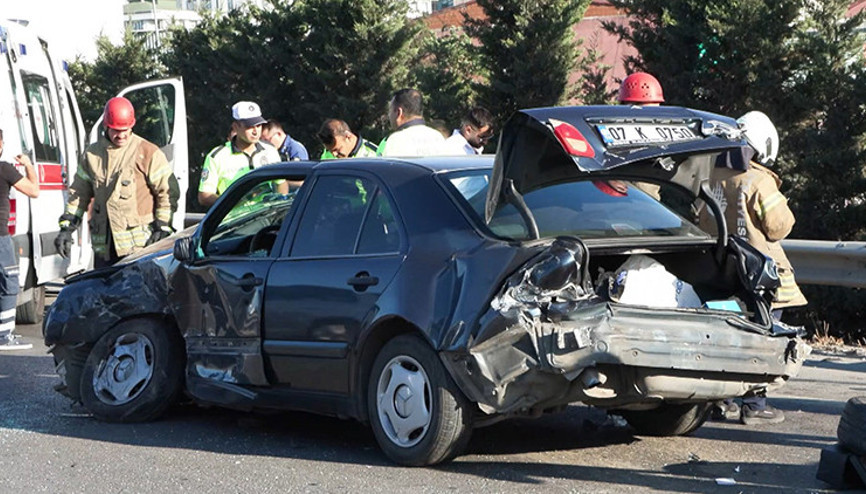 TEM Otoyolunda hafif ticari araç bariyerlere vuran otomobile çarptı: 4 yaralı