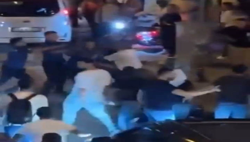 Bayrampaşada hatalı park uyarısı gerginliğe yol açtı; gözaltına alındılar Bayrampaşada hatalı park uyarısı gerginliğe yol açtı; gözaltına alındılar