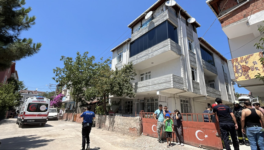 3 katlı apartmandaki yangına müdahale