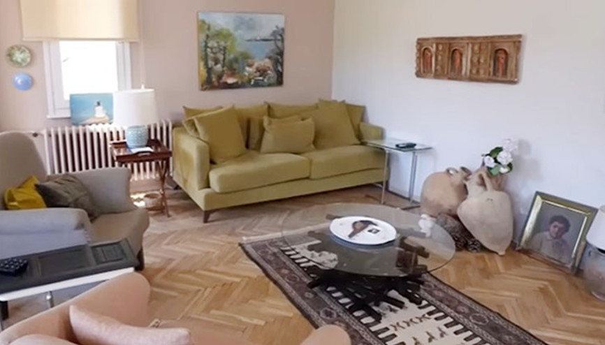 Salonun ortasında dev küpler var... Usta sanatçı evinin kapılarını açtı