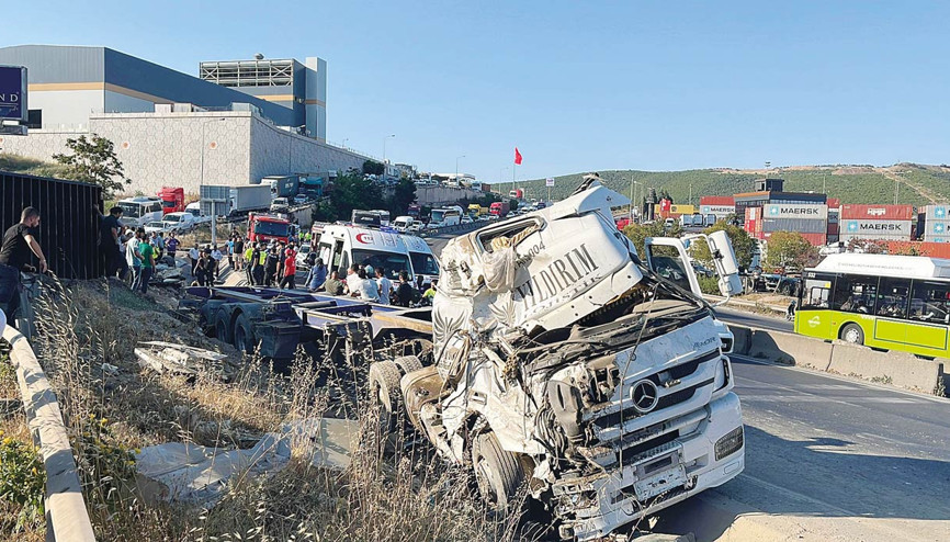 Konteyner düştü, 5 kişi öldü
