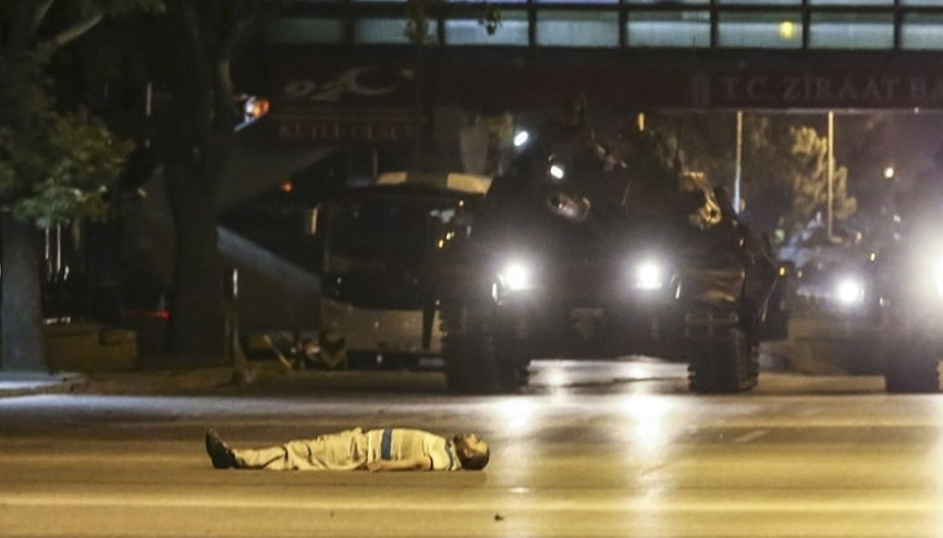 15 Temmuz hain darbe girişiminin üzerinden 9 yıl geçti... Türkiye bu görüntüyü unutmayacak