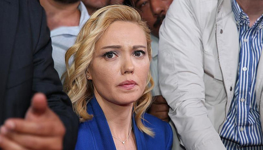 15 Temmuz gecesi silah zoruyla bildiri okuyan TRT Spikeri Tijen Karaş’ın son hali Tijen Karaş kimdir, şu an ne yapıyor, kaç yaşında