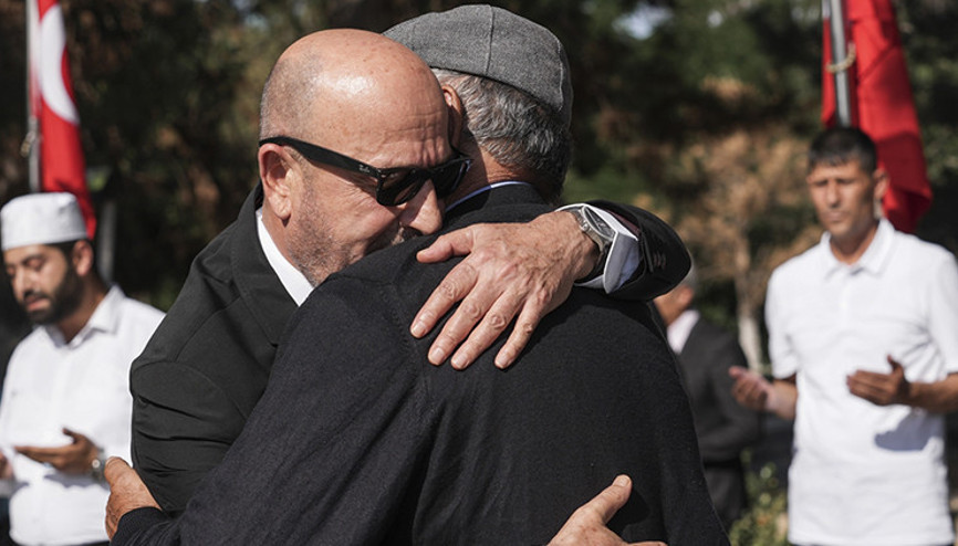 15 Temmuzda tarihi emri vermişti Emekli Korgeneral Zekai Aksakallı, şehit Ömer Halisdemirin mezarını ziyaret etti