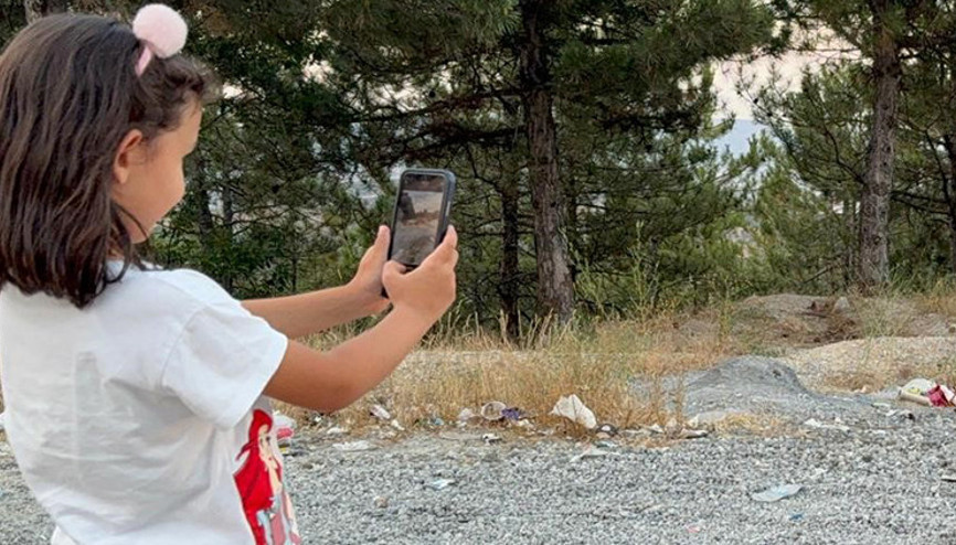 Görenler hayrete düşüyor: Karayolunun kenarında yaşamaya başladı