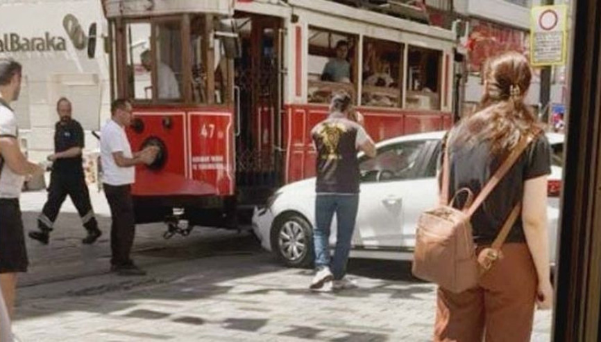 Frene değil gaza bastı tramvaya daldı