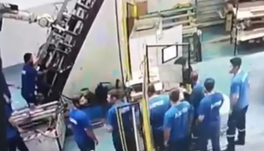 Feci iş kazası kamerada: Makine işçinin sırtına saplandı