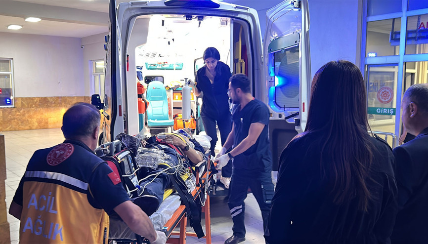 Eski Bitlis Valisi Karaömeroğlu ve ailesi kazada yaralandı