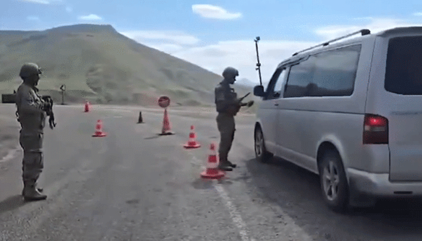 Bakan Yerlikaya: 32 göçmen kaçakçılığı organizatörü ile 572 düzensiz göçmen yakalandı Bakan Yerlikaya: 32 göçmen kaçakçılığı organizatörü ile 572 düzensiz göçmen yakalandı