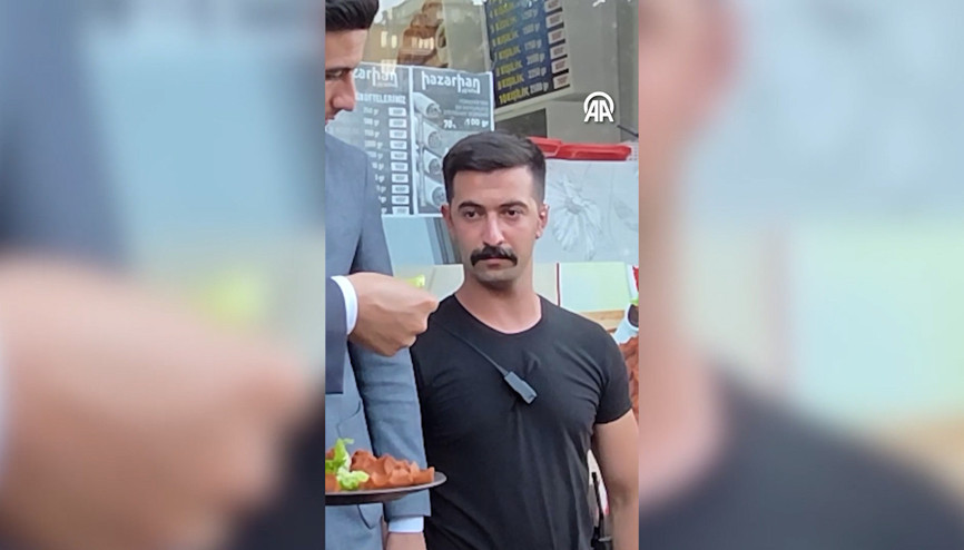 Vali ikram sırasında marulun içine çiğ köfte koymayı unuttu; görüntüler tebessüm ettirdi