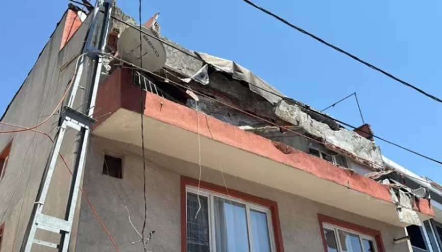 Kağıthane’de balkonun çöktüğü anlar kamerada: Bina tahliye edilip mühürlendi