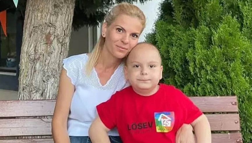 Depremden sonra meme kanserine yakalandı... Oğlu için tedavisini yarım bıraktı Depremden sonra meme kanserine yakalandı... Oğlu için tedavisini yarım bıraktı